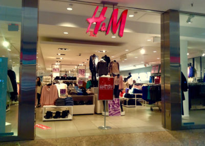 International vrede over racistisk H&M-reklame